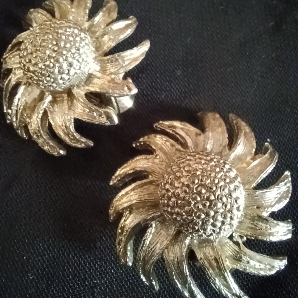 Vntg BSK Chrysanthemum Gold Tone Clip On Earrings
